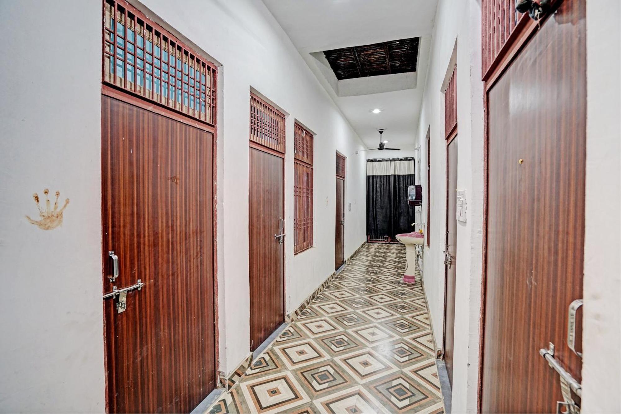Oyo Double Ss Hotel Hathras Exterior foto